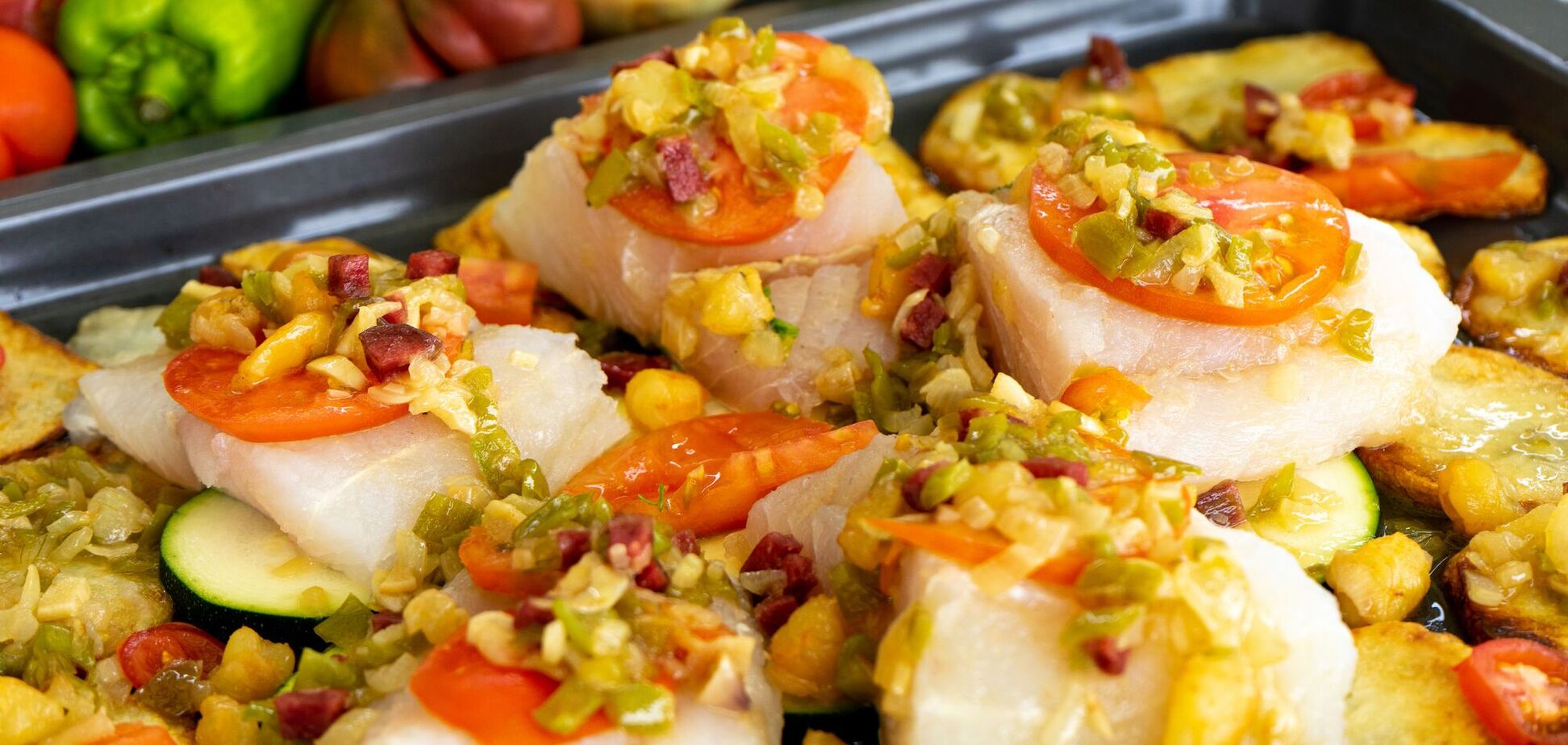 Как вкусно приготовить хек в духовке: добавьте зажарку из овощей и грибов