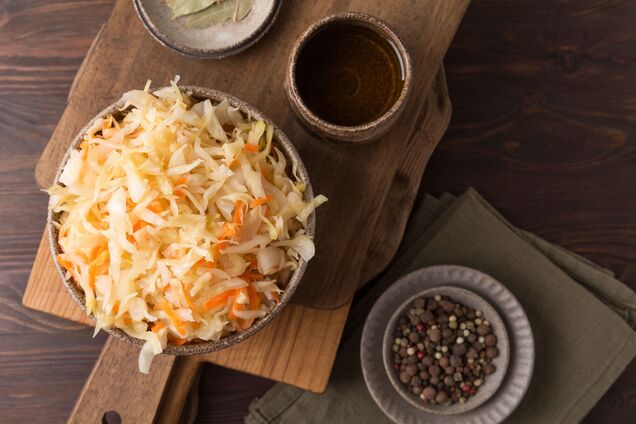 Як правильно квасити капусту, щоб вона довго зберігалась: важливі нюанси