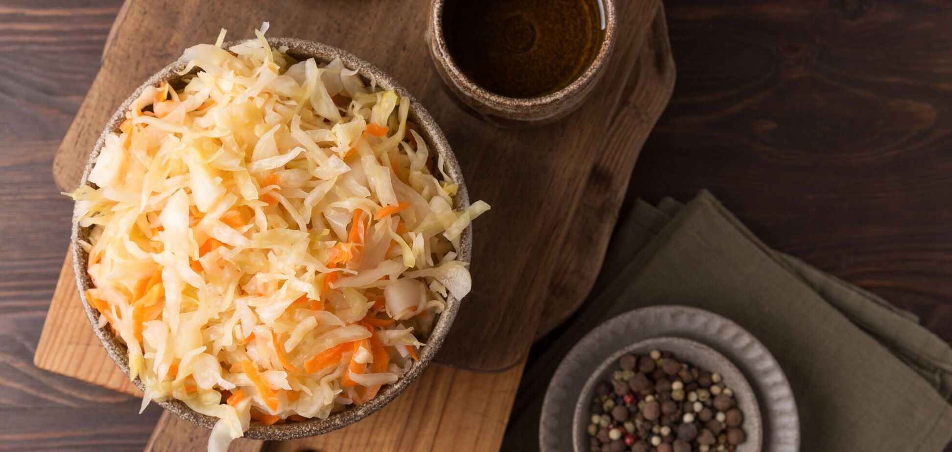 Як правильно квасити капусту, щоб вона довго зберігалась: важливі нюанси