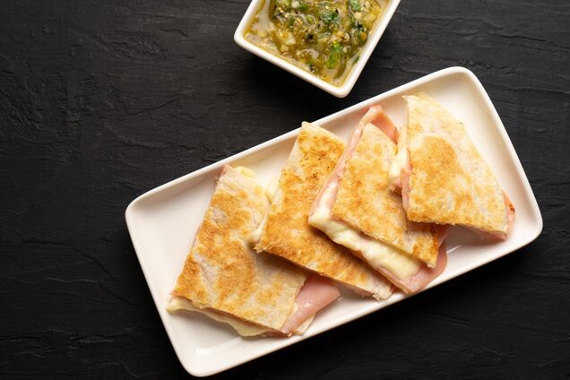 Що смачно приготувати з лаваша на обід: додайте шинку, сир та помідори