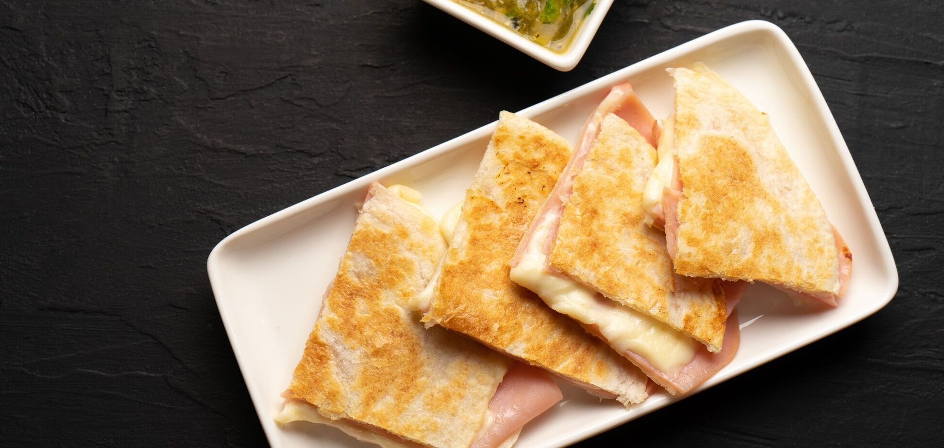 Що смачно приготувати з лаваша на обід: додайте шинку, сир та помідори