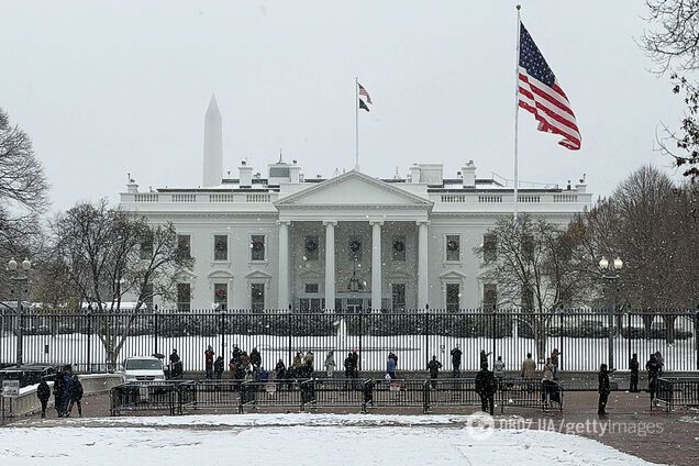 В США хотят обязать туристов показывать историю своих соцсетей за последние пять лет: что известно