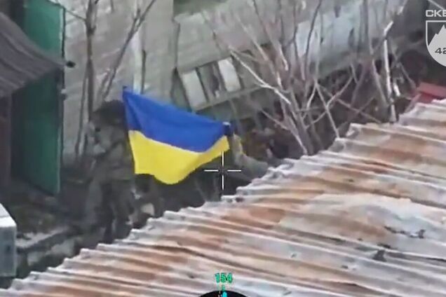 'Украина борется и будет бороться': штурмовики подняли украинский флаг в Покровске. Видео