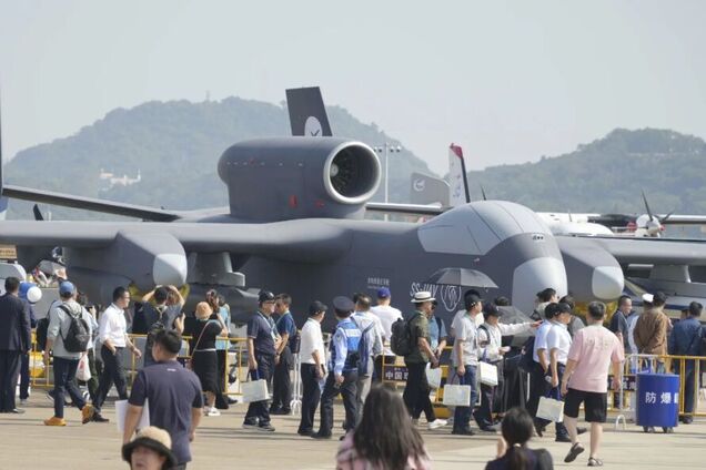 Китай вперше запустив гігантський 'авіаносець дронів': у Bloomberg розкрили подробиці