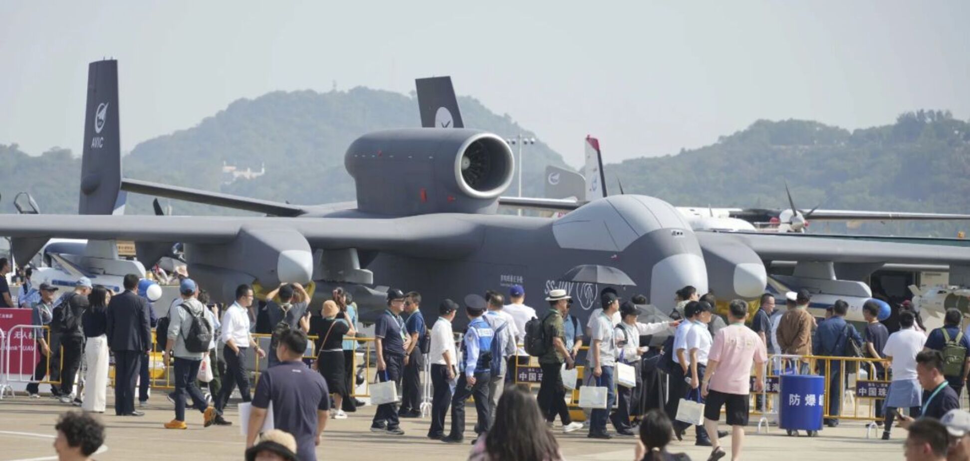 Китай вперше запустив гігантський 'авіаносець дронів': у Bloomberg розкрили подробиці
