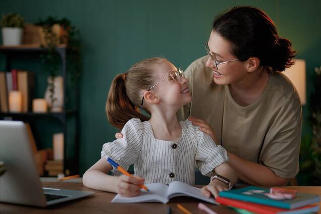 Як пройти період сепарації мами та доньки без стресу: поради психолога Фонду Ріната Ахметова