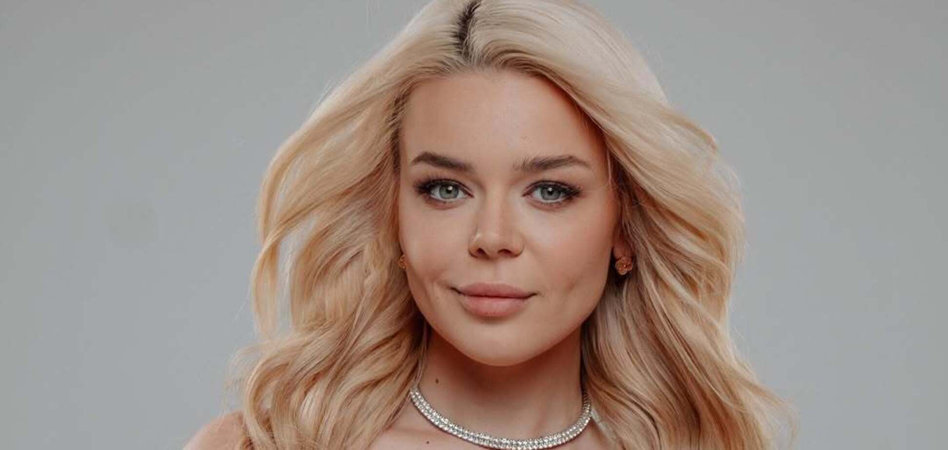 Алину Гросу заподозрили в тайной беременности из-за фото с заметным животиком: блогер намекнул, от кого певица ждет ребенка