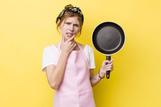 Що зробити зі сковорідкою, щоб до неї нічого не прилипало: простий лайфхак