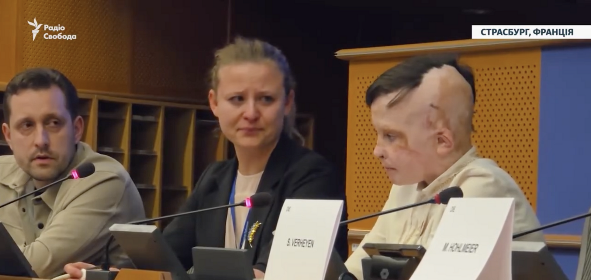 Перекладачка у Європарламенті розплакалася під час виступу 11-річного Романа, який дивом вижив під час російського обстрілу Вінниці. Відео