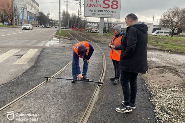 У Дніпрі завершили ремонт останнього у 2025 році трамвайного переїзду