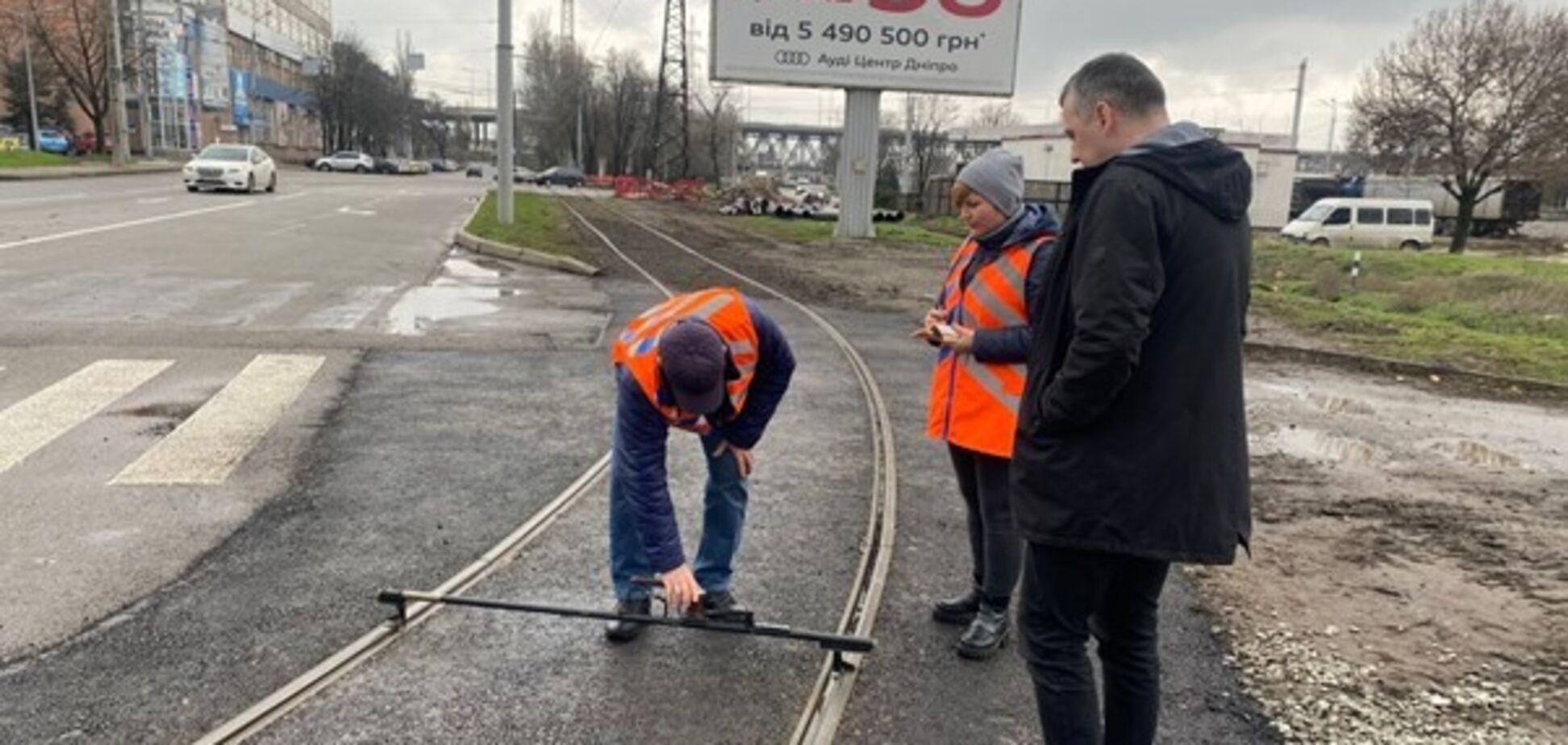 У Дніпрі завершили ремонт останнього у 2025 році трамвайного переїзду