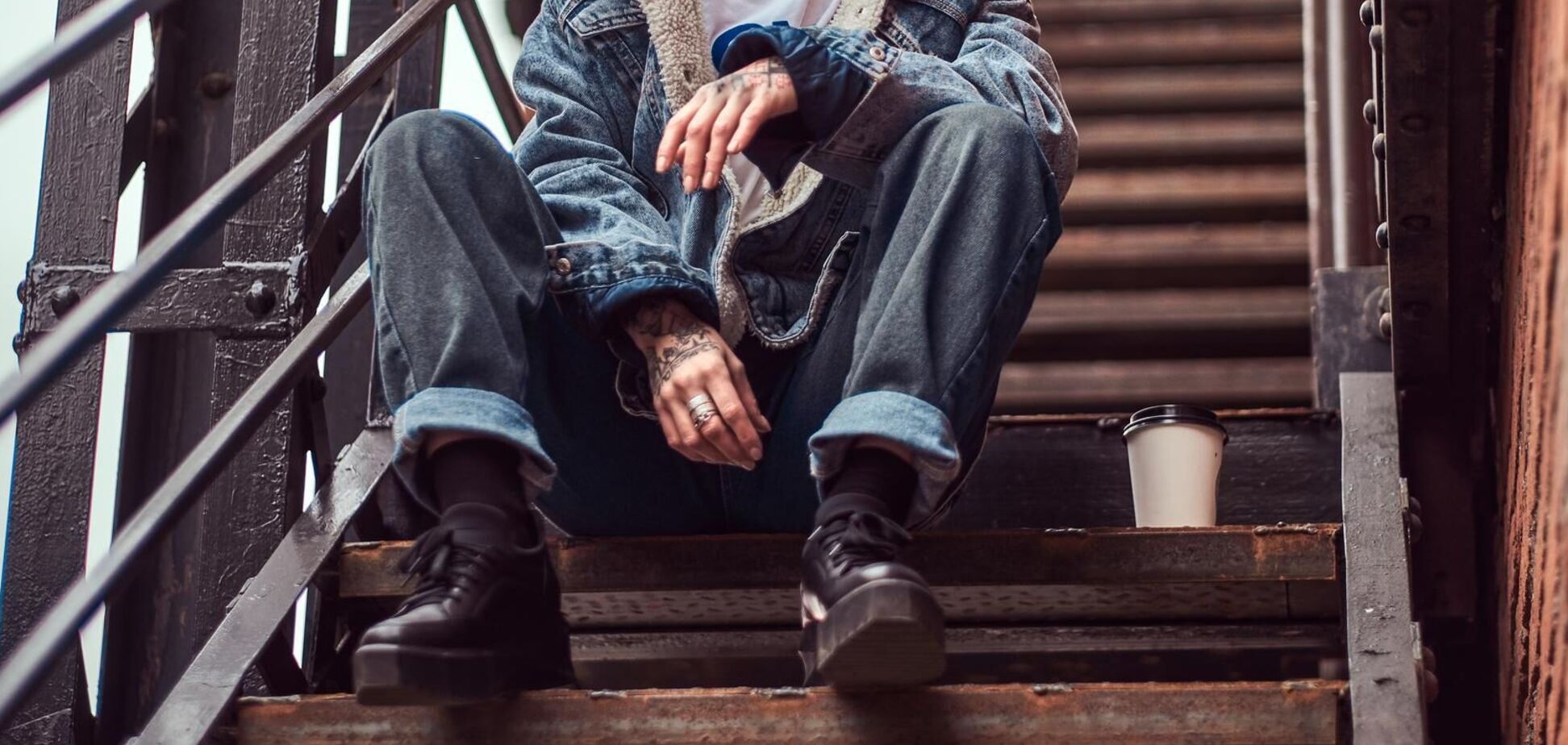 Какая обувь лучше всего подходит под широкие джинсы: что носить в 2026 году