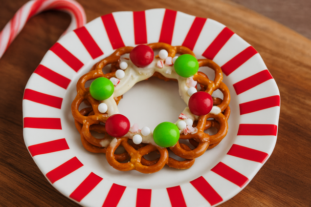 Вкусный рождественский веночек из крендельков: приготовьте вместе со своими детьми на праздник