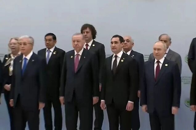 Под парламентом Грузии люди вышли на акцию против участия премьера в форуме с Путиным