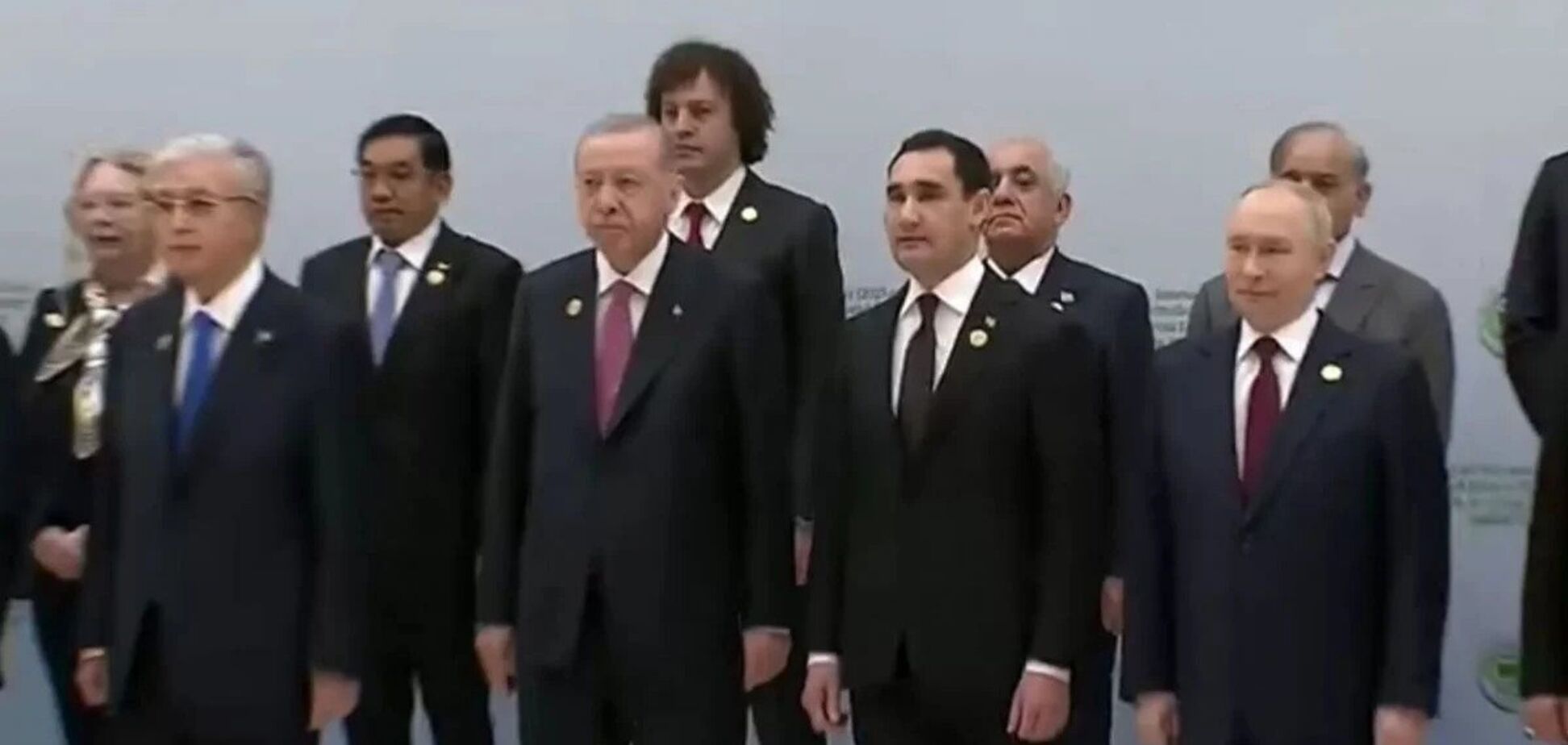 Под парламентом Грузии люди вышли на акцию против участия премьера в форуме с Путиным