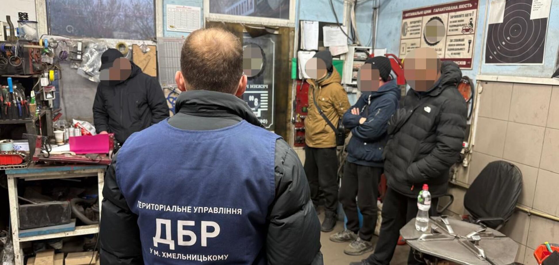 Відправляли підлеглих працювати на СТО: ДБР повідомило про підозру посадовцям військової частини на Хмельниччині. Фото