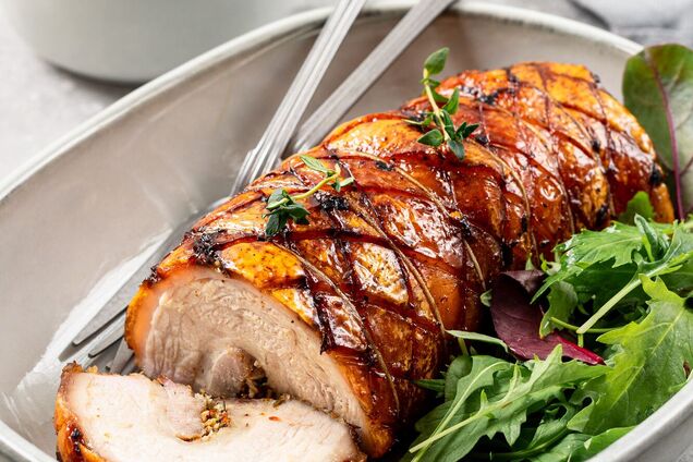 Сочный куриный рулет в беконе на праздники: как приготовить