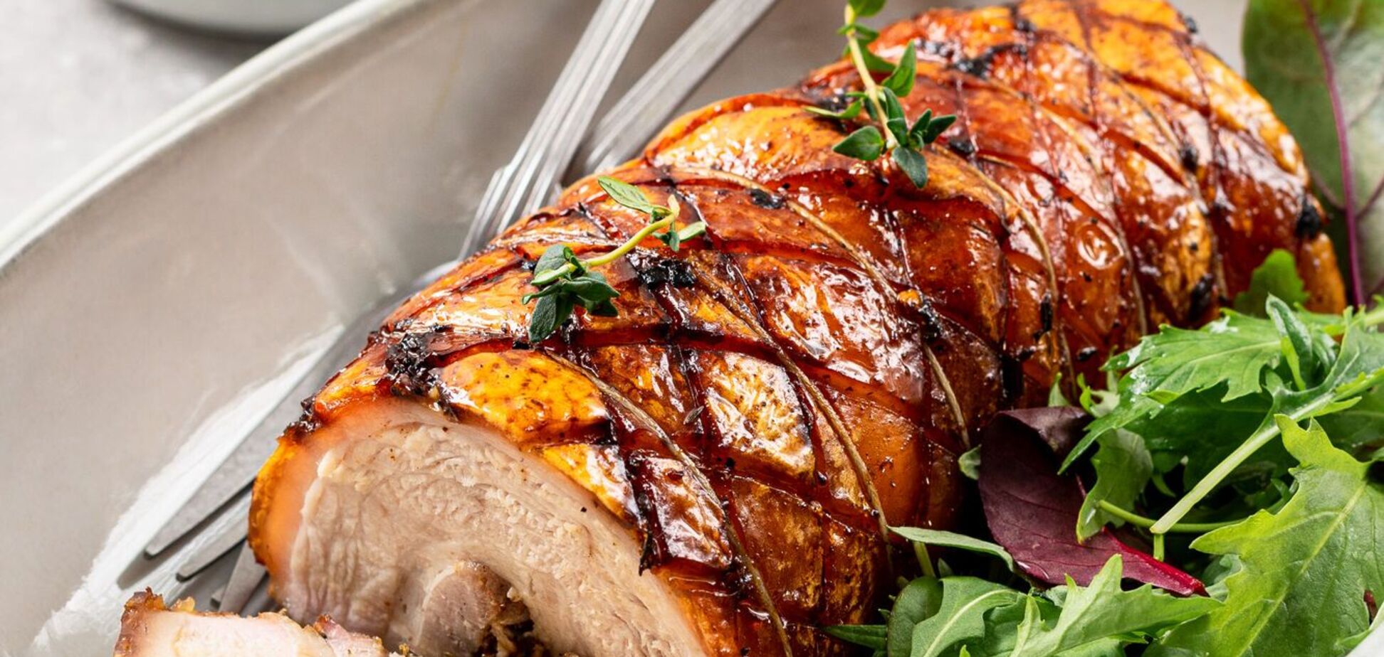 Сочный куриный рулет в беконе на праздники: как приготовить