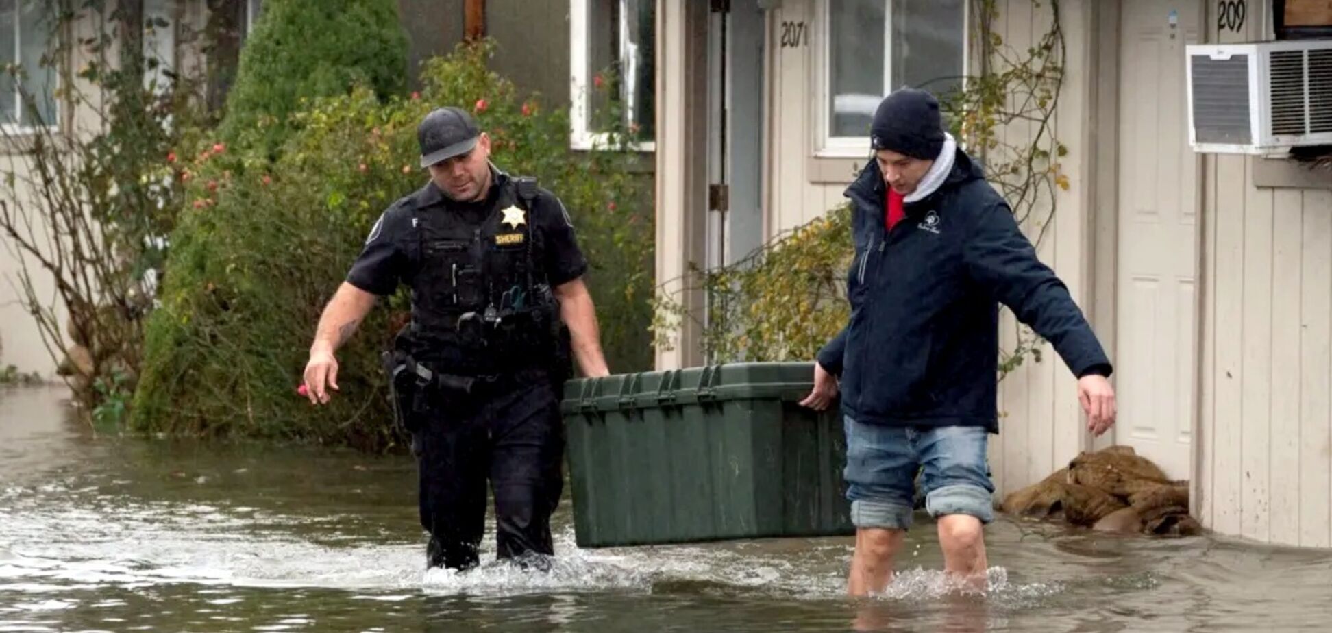 Потужні зливи спричинили повені на узбережжі Канади і США: Тисячі людей готуються до евакуації. Відео