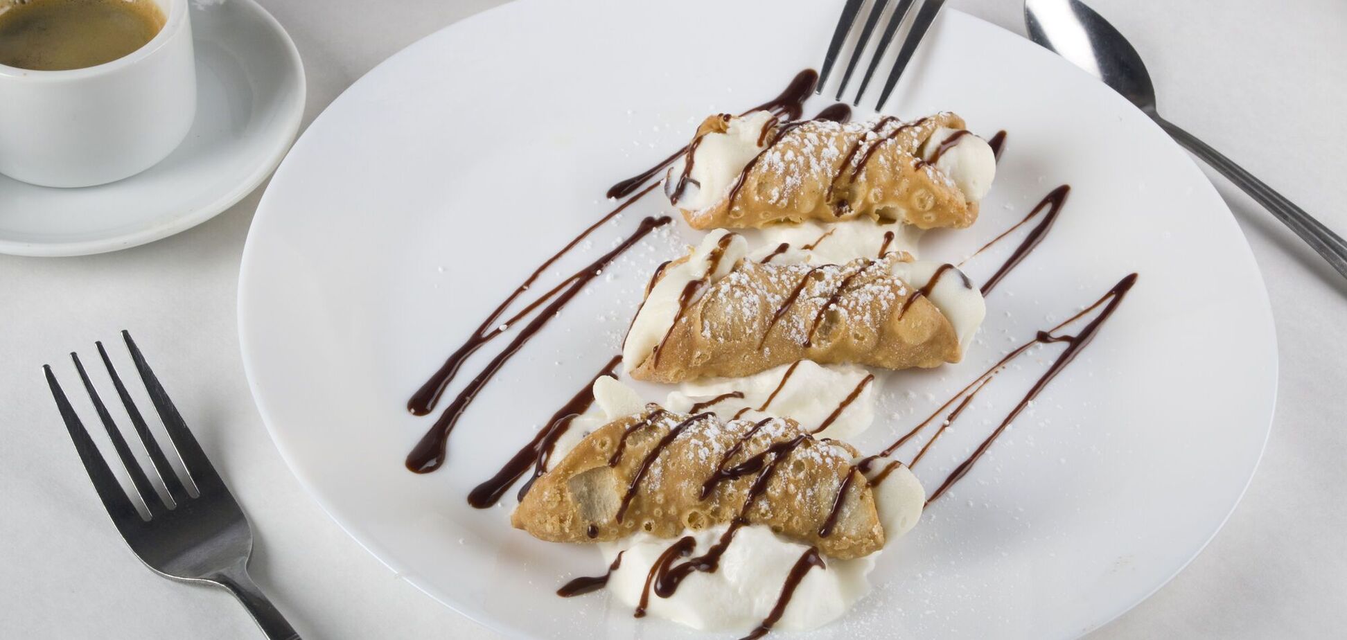 Смачні солодкі трубочки з кремом до чаю: як приготувати в домашніх умовах