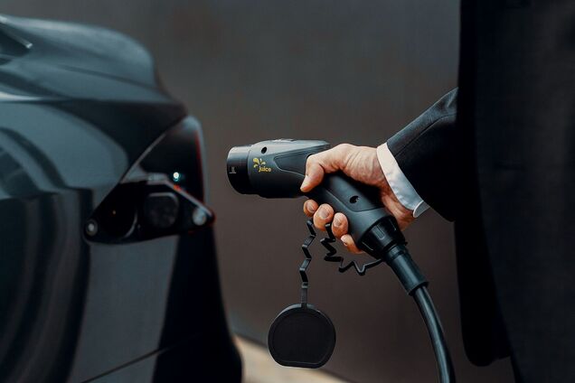 Ілюстрація - заряджання електромобіля