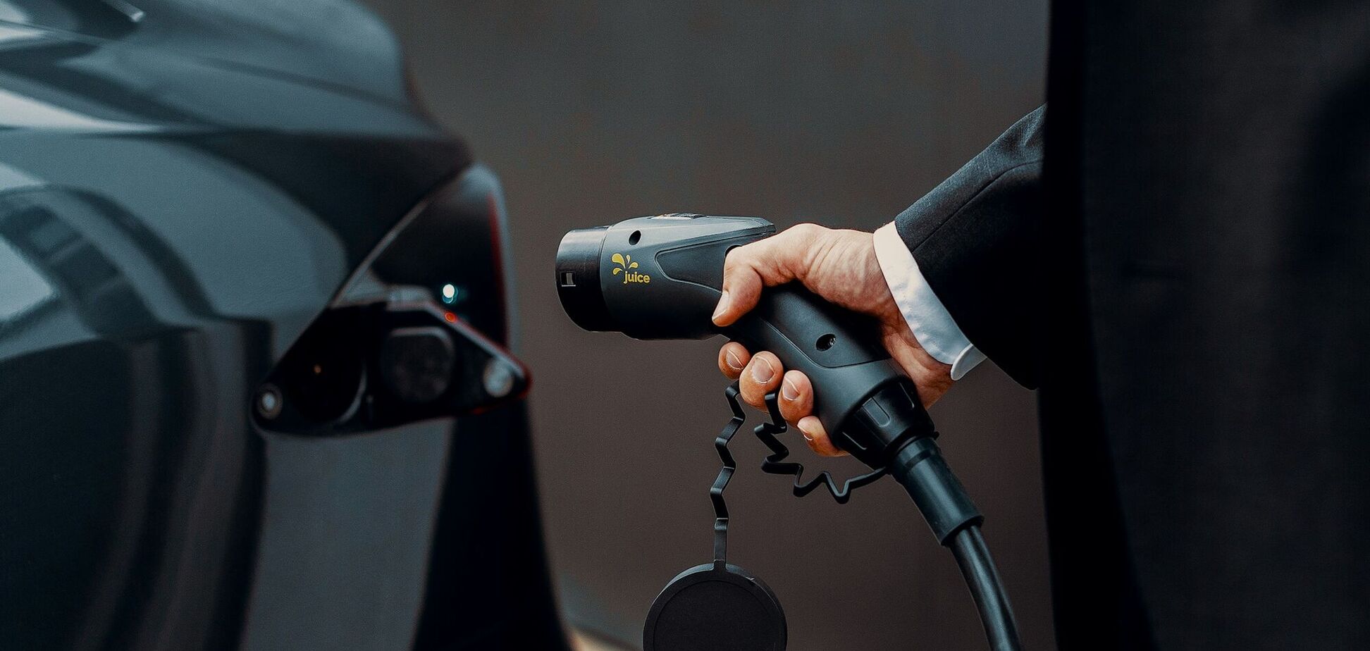 Иллюстрация - зарядка электромобиля