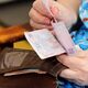 Иллюстрация — пенсионерка и пенсия