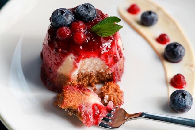 Корисна і смачна йогуртово-ягідна запіканка без цукру і борошна: найлегший рецепт