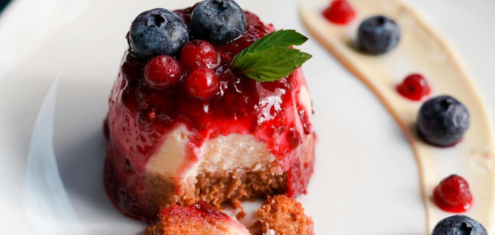 Корисна і смачна йогуртово-ягідна запіканка без цукру і борошна: найлегший рецепт