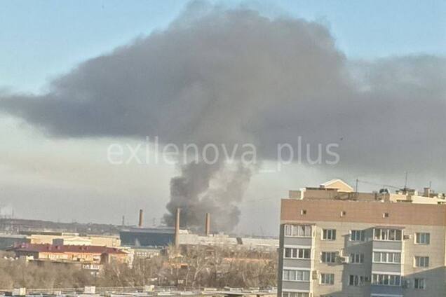 Піднявся чорний дим: у російському Орську прогримів вибух, горить стратегічний завод. Фото і відео