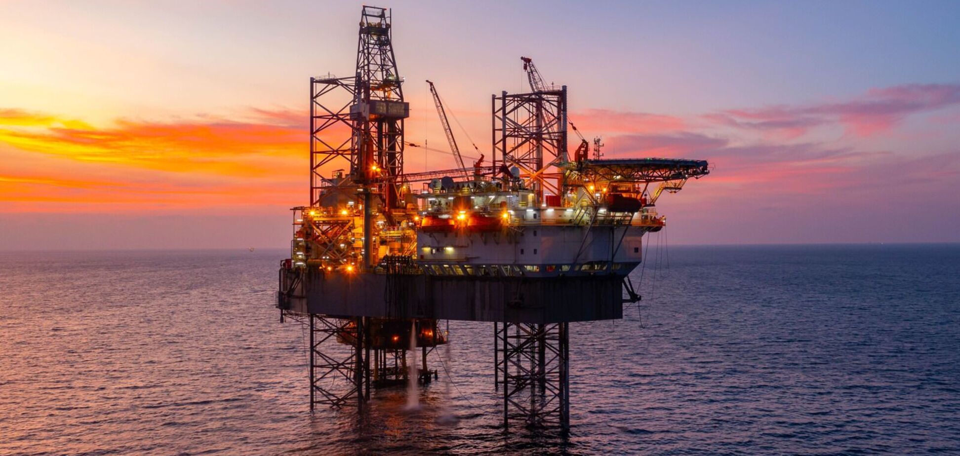 Дроны СБУ повторно ударили по нефтедобывающим платформам РФ в Каспийском море: какие последствия