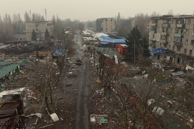 Знищені будинки і могили в дворах: як зараз виглядає понівечена ворогом Костянтинівка. Відео