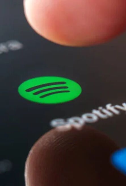 Российских исполнителей на стриминговых платформах могут блокировать по решению СНБО: что известно