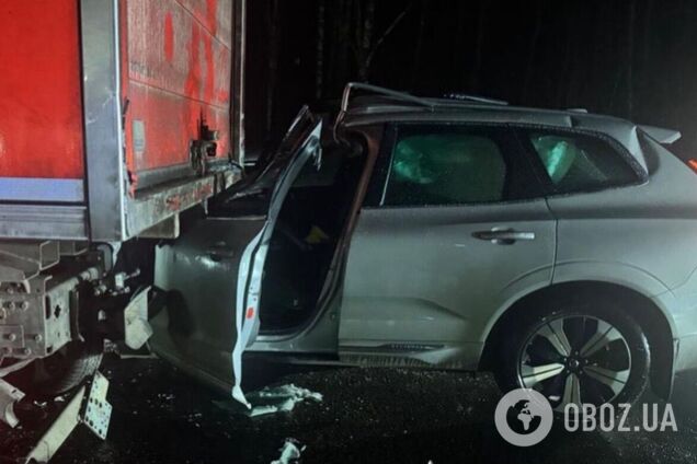 На Київщині легковик на швидкості протаранив вантажівку: є загиблий. Подробиці ДТП та фото