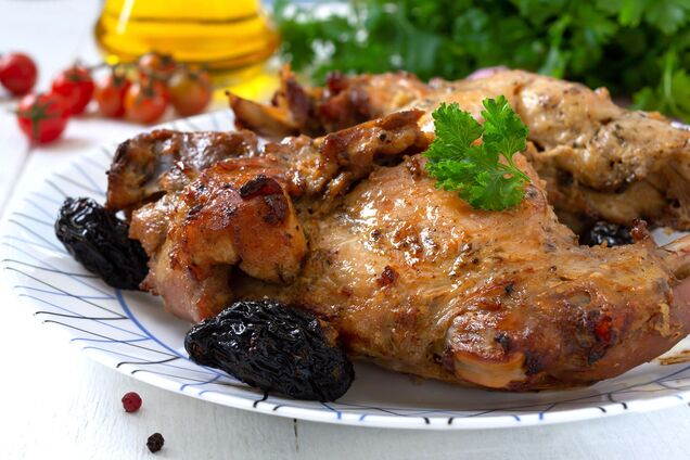 Як смачно запекти індичку на свята: рецепт з часником та чорносливом