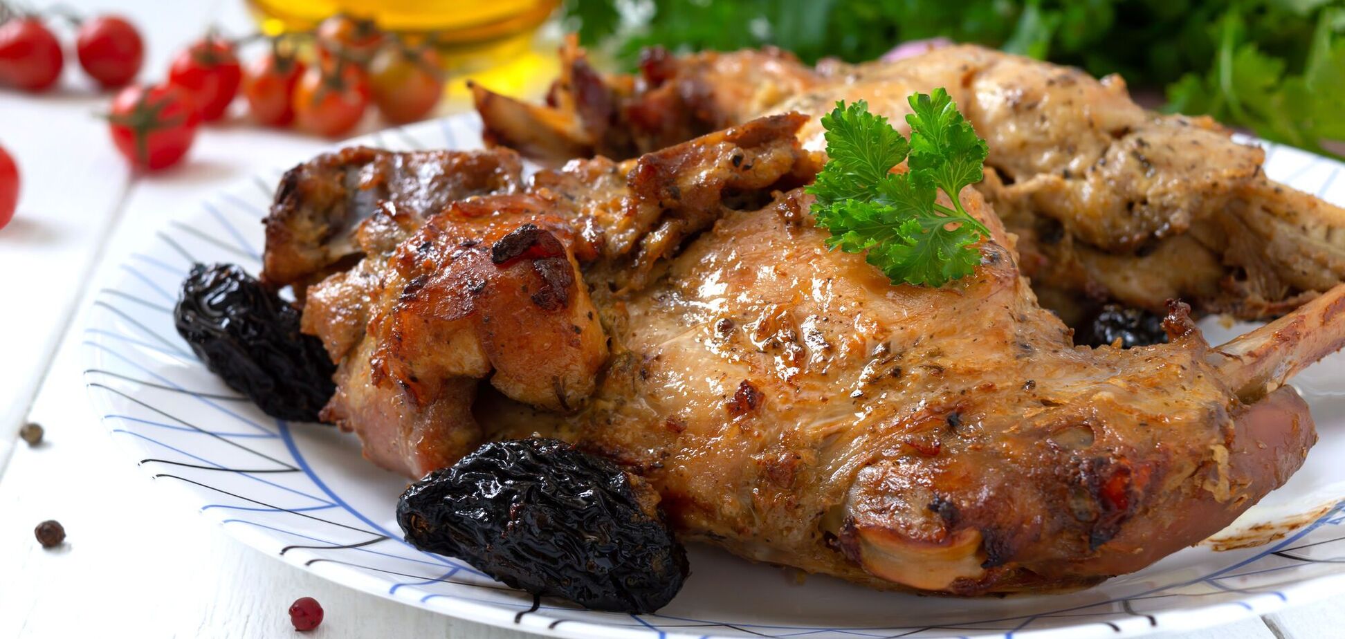 Как вкусно запечь индейку на праздники: рецепт с чесноком и черносливом