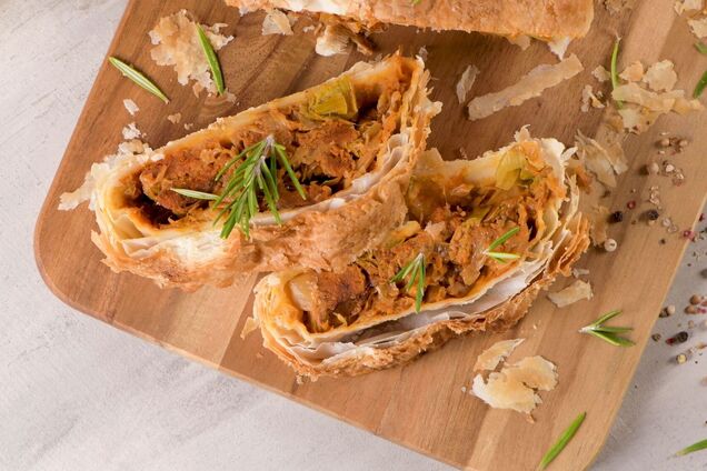 Смачний пиріг з капустою без заморочки: в основі листкове тісто