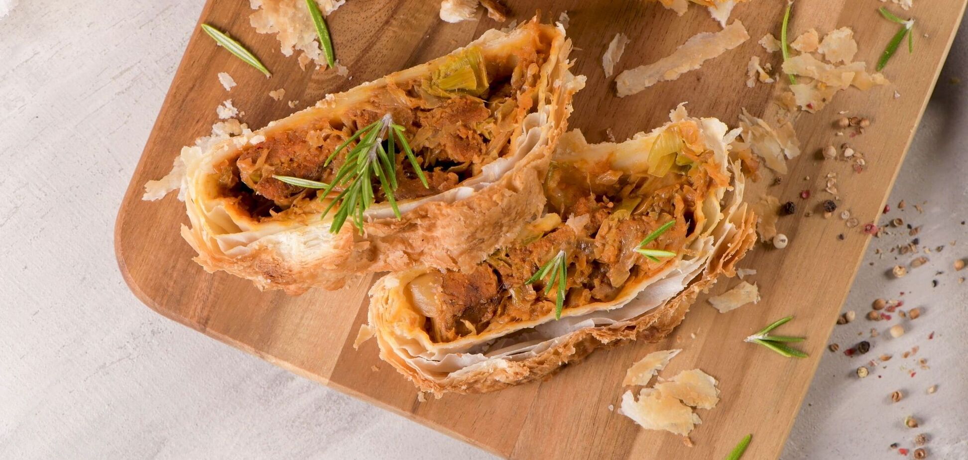 Вкусный пирог с капустой без заморочки: в основе слоеное тесто