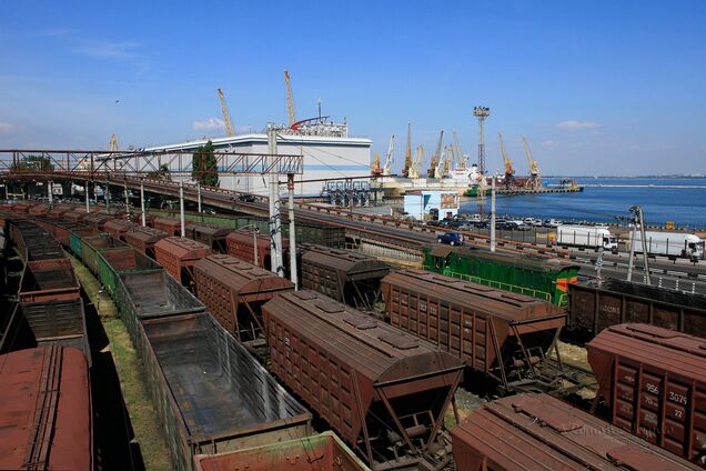 Ворог прагне обмежити експорт: через обстріли знеструмлена залізниця до порту 'Південний'