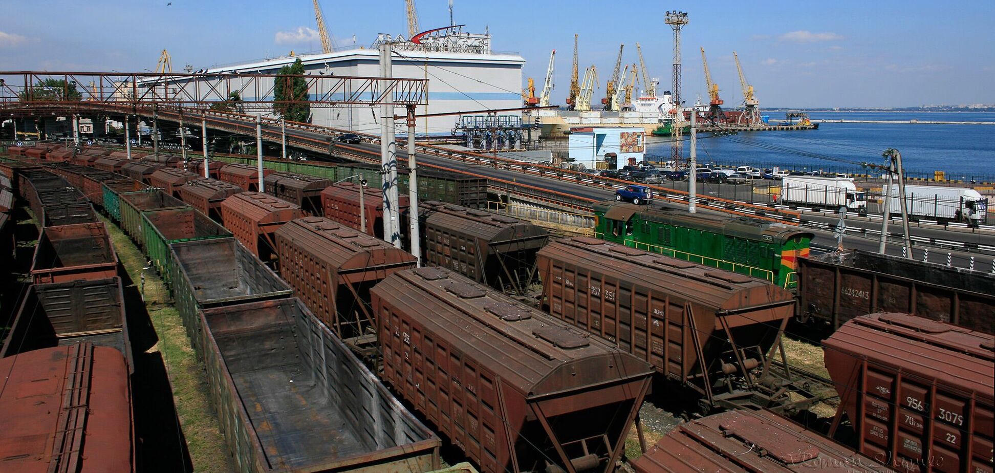 Ворог прагне обмежити експорт: через обстріли знеструмлена залізниця до порту 'Південний'