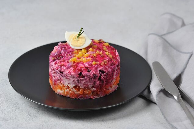 Хто не любить оселедець: як приготувати салат 'Шуба' з куркою