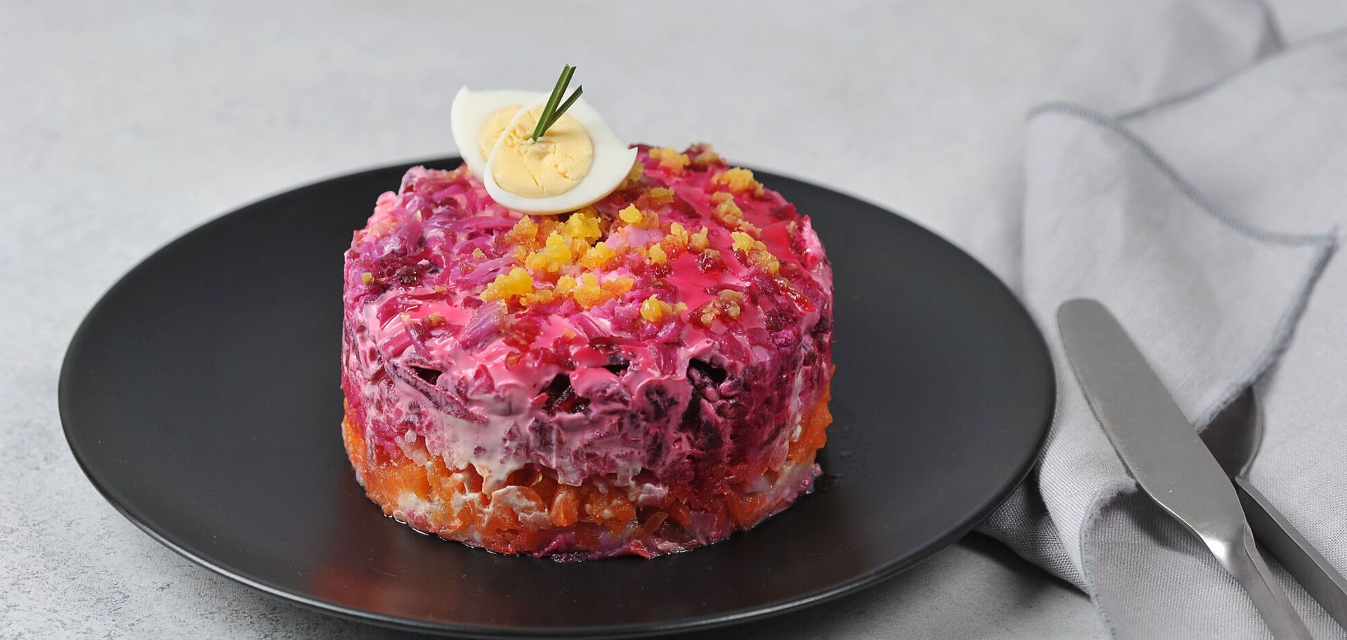 Кто не любит сельдь: как приготовить салат 'Шуба' с курицей