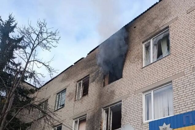 На Чернігівщині загорілося відділення поліції через атаку ворожих БПЛА. Фото