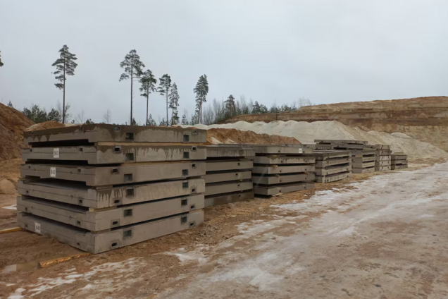 Должны выдерживать 152-мм артснаряды: Эстония начала устанавливать бетонные бункеры на границе с Россией. Фото