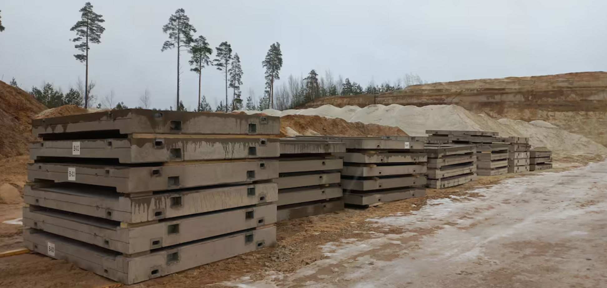 Должны выдерживать 152-мм артснаряды: Эстония начала устанавливать бетонные бункеры на границе с Россией. Фото