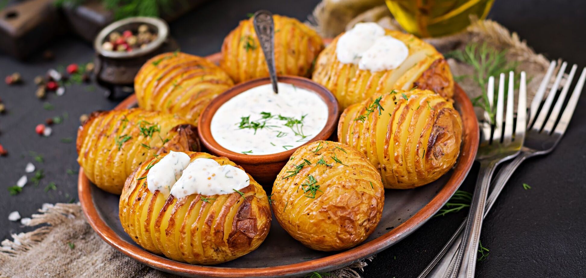 Печеный картофель будет хрустящим и с золотистой корочкой: добавьте секретный ингредиент