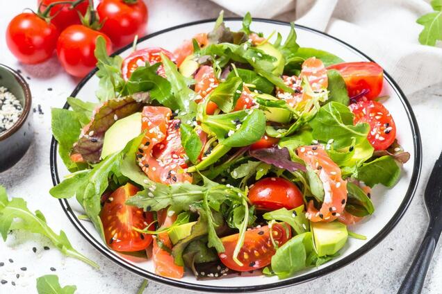 Легкий новорічний салат 'Жіночий каприз' за 10 хвилин: ділимося рецептом ефектної страви