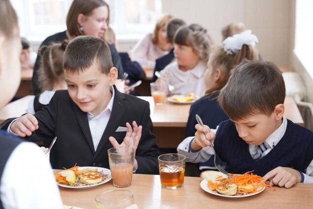 'Не хочеш обід – принеси 60 грн'. Чи можуть учителі та адміністрація школи вимагати в дітей гроші за безплатне харчування