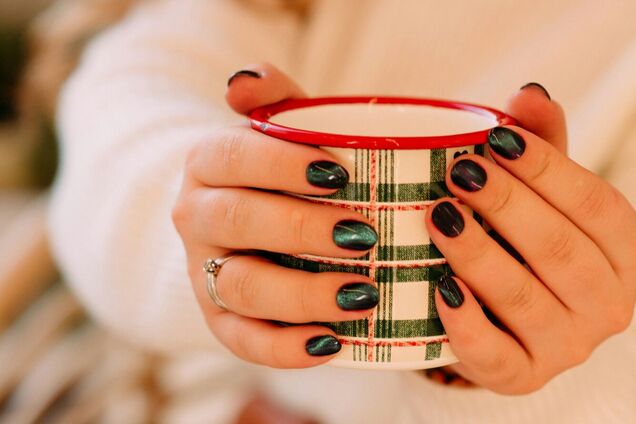 Різдвяний манікюр 2025: шість вишуканих дизайнів у стилі 'готичного Різдва'