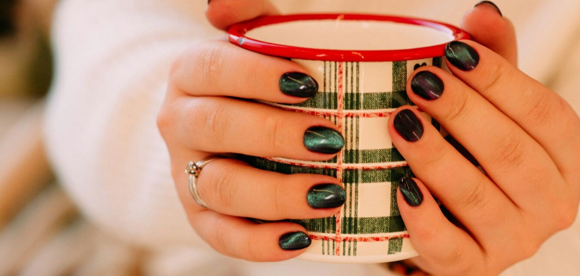 Рождественский маникюр 2025: шесть изысканных дизайнов в стиле 'готического Рождества'